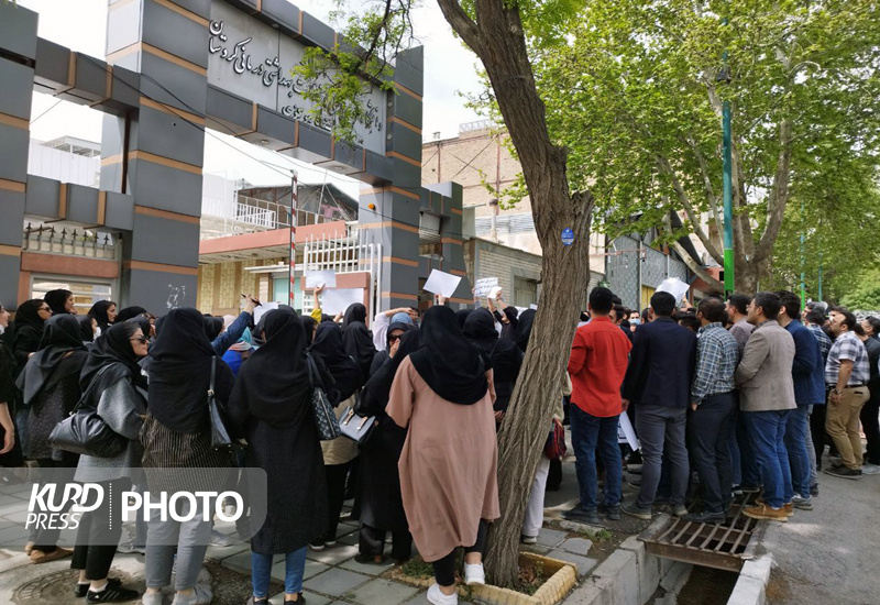 پرستاران کردستانی دوباره تجمع کردند/ ۴ ساعتِ بدون نتیجه