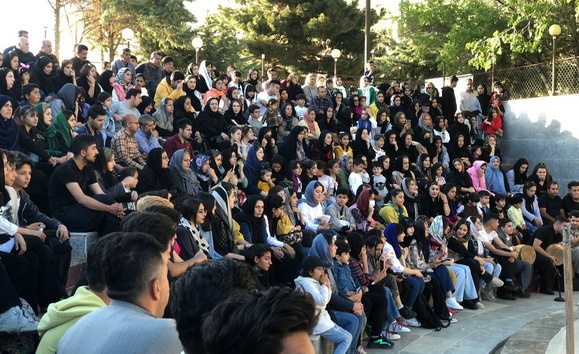 استقبال ویژه شهروندان پاوه ای از یک تئاتر خیابانی