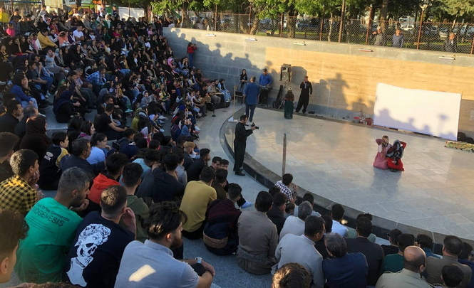 استقبال ویژه شهروندان پاوه ای از یک تئاتر خیابانی