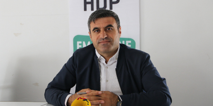 فرماندار شرناخ مردم روستاها را به عضویت در AKP مجبور می کند