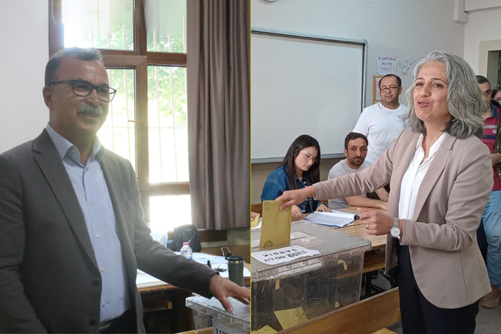 سخنگویان مشترک حزب چپ سبز رای های خود را به صندوق انداختند سخنگویان مشترک حزب چپ سبز رای های خود را به صندوق انداختند