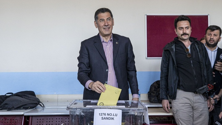 سینان اوغان رای خود را به صندوق انداخت