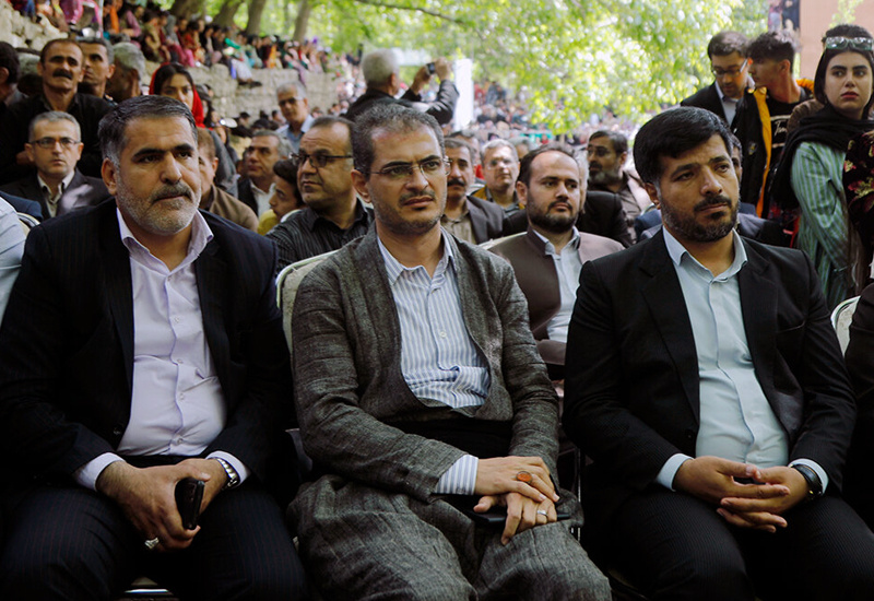 جشنواره بدون توت فرنگی در کردستان/وزیر اقتصاد در مرز و مسئولان در شیان