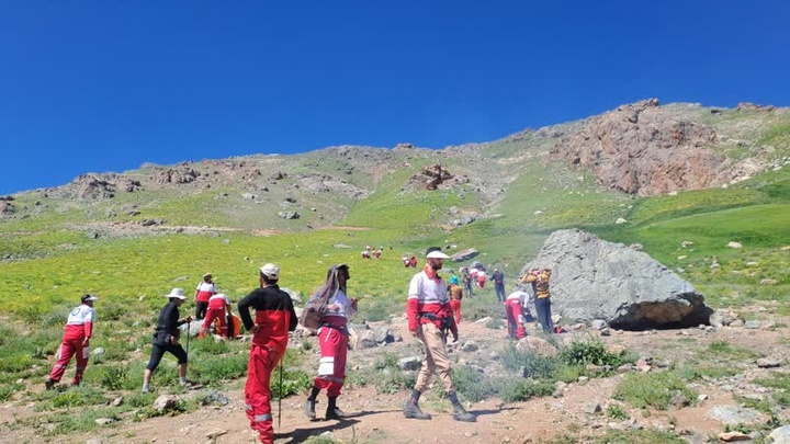 صعود تیم های عملیاتی هلال احمر کردستان به ارتفاعات چهل چشمه