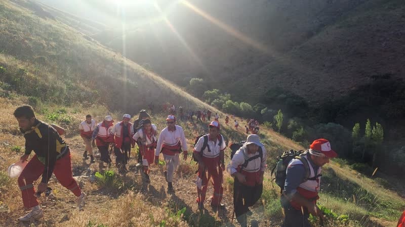 صعود تیم های عملیاتی هلال احمر کردستان به ارتفاعات چهل چشمه