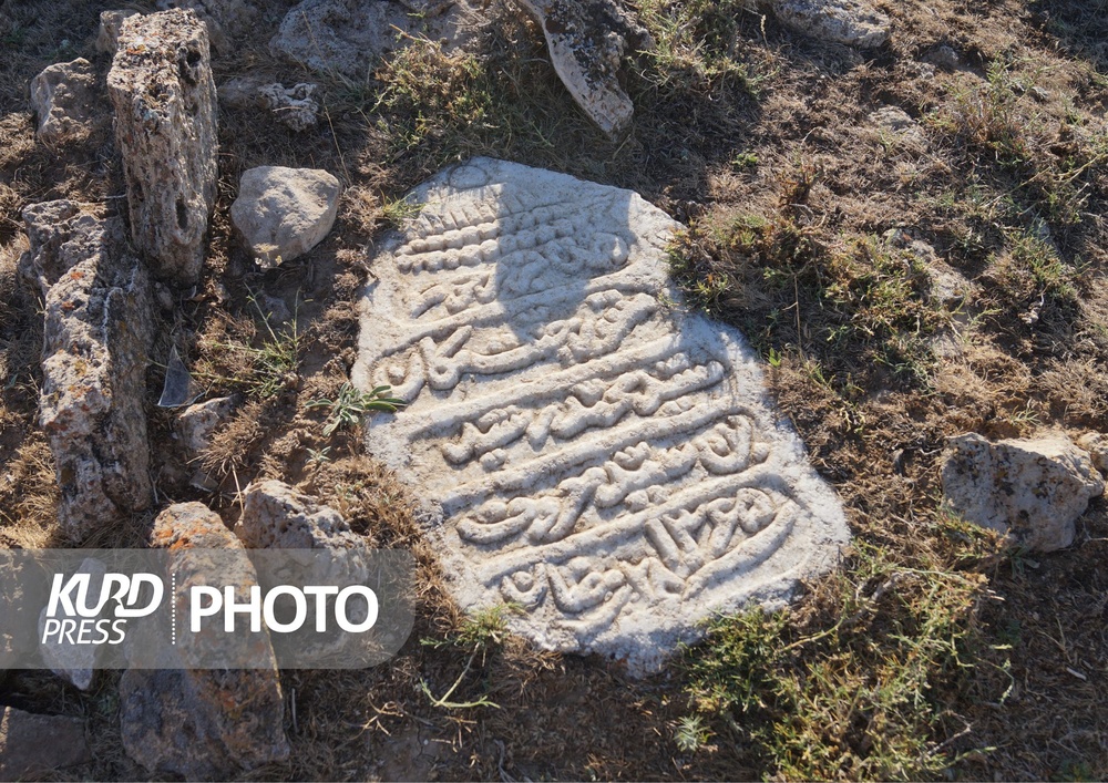 تخریب قدیمی ترین آرامستان قروه