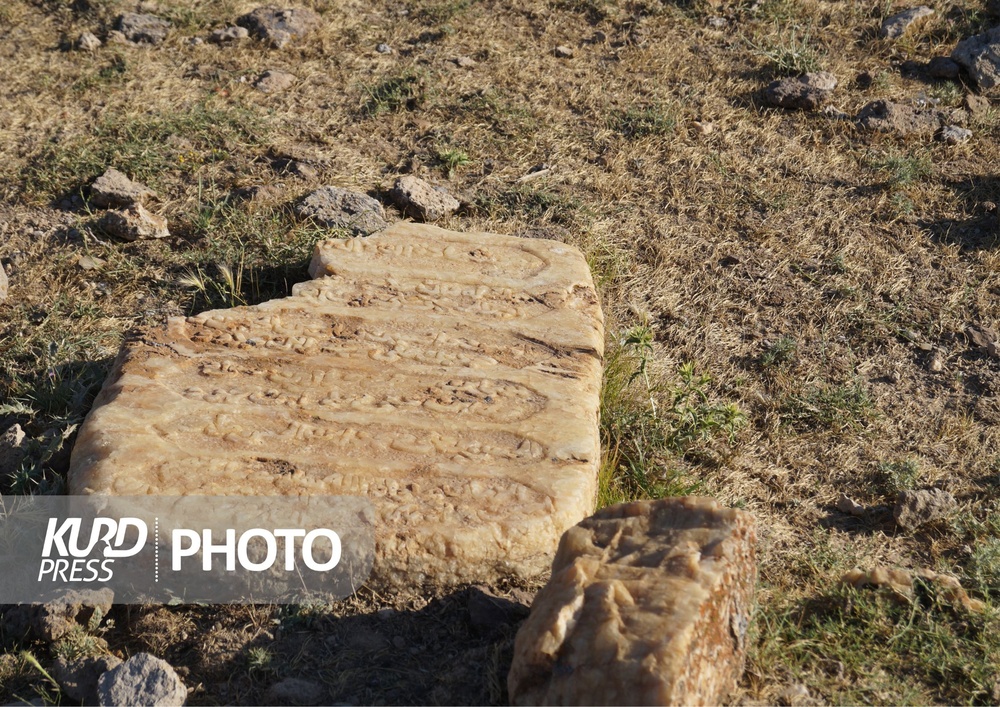 تخریب قدیمی ترین آرامستان قروه