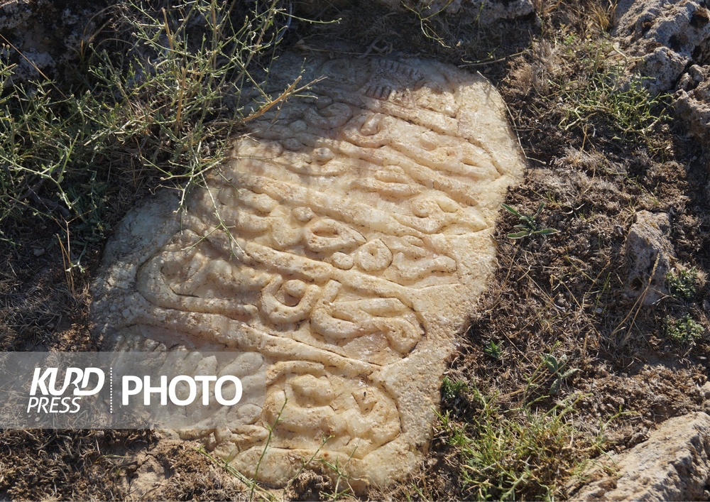 تخریب قدیمی ترین آرامستان قروه