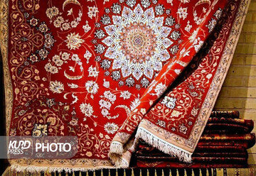 اطلس فرش دست بافت آذربایجان‌غربی تهیه می شود