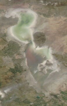 معاون رییس جمهور: خوش نشین های اطراف دریاچه ارومیه حقابه آن را می برند