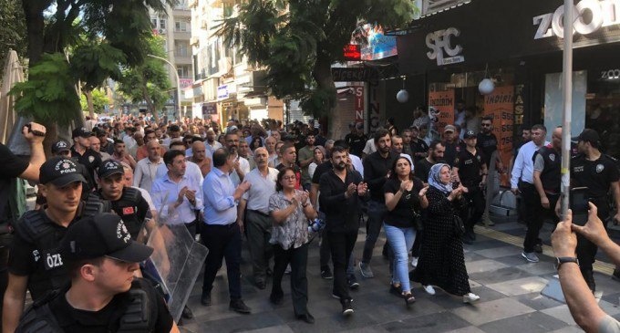 راهپیمایی در استانبول در اعتراض به حملات پارتی به مواضع PKK: ما جلوی برادرکشی را می گیریم