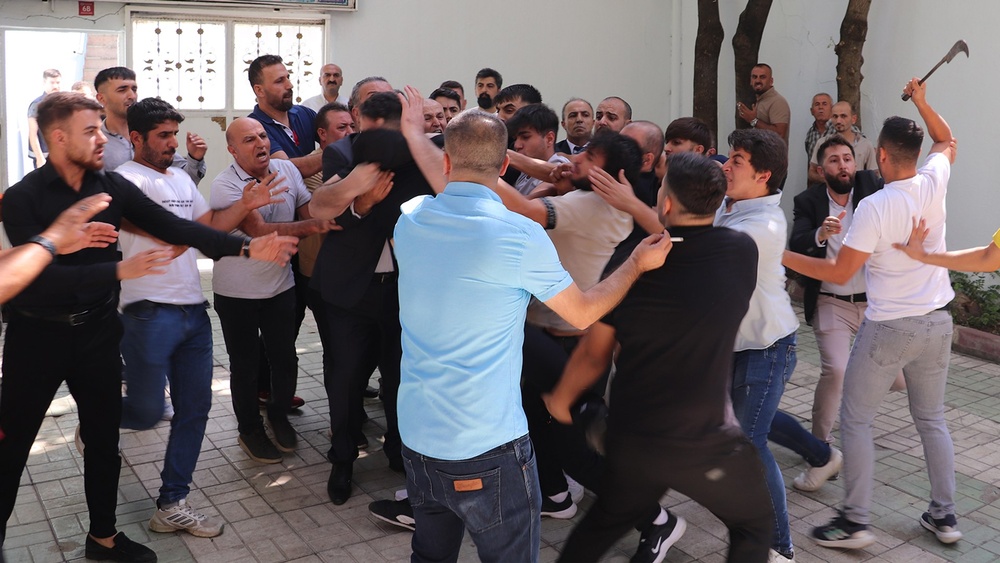 درگیری در کنگره CHP در سیرت؛ اعضای CHP با داس به جان هم افتاند