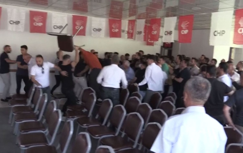 درگیری در کنگره CHP در سیرت؛ اعضای CHP با داس به جان هم افتاند