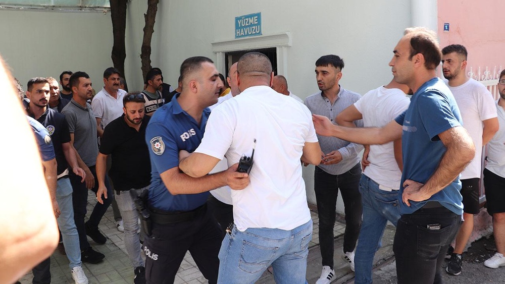 درگیری در کنگره CHP در سیرت؛ اعضای CHP با داس به جان هم افتاند