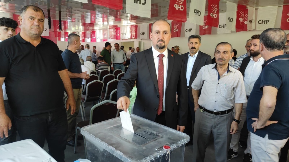 درگیری در کنگره CHP در سیرت؛ اعضای CHP با داس به جان هم افتاند