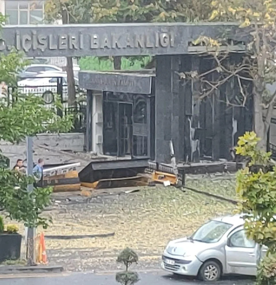 شناسایی هویت یکی از عاملان حمله دیروز و ضبط مقادیر زیادی سلاح در خودروی آنها