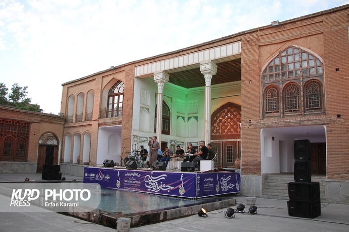 نخستین جشنواره موسیقی ویژه اقوام ایرانی در سنندج درحال برگزاری است