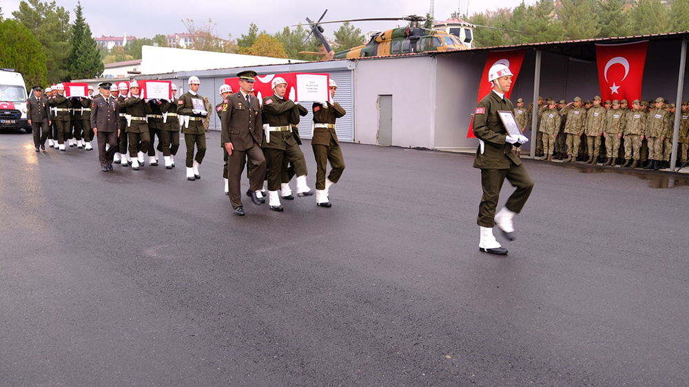 همزمان با ادعای HPG مبنی بر کشته شدن 18 نظامی ترکیه، این کشور کشته شدن سه تن از نظامیان خود را در کردستان عراق تایید کرد