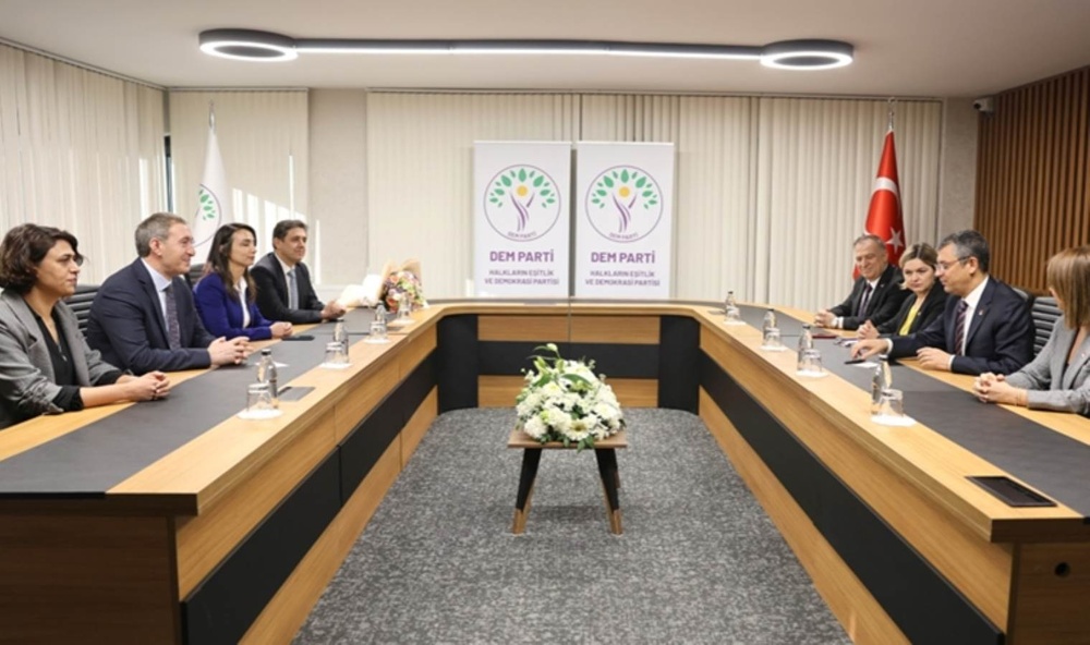 دیدار شاد میان رهبران CHP و DEM؛ کارشناسان به نتایج این دیدار امیدوارند