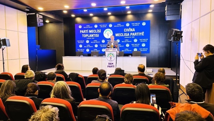 انزوای اجباری اوجالان باید برچیده شود/انتصاب شهرداران دولتی مهمترین مشکل کردها است