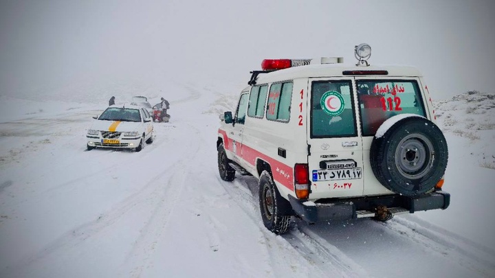 امدادرسانی به ١٥٠ نفر گرفتار شده در کولاک تکاب