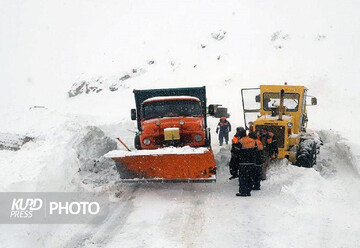 ادامه بارش برف و باران در محورهای کردستان/راه ارتباطی ۴۰ روستا مسدود است