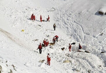 یک تیم ٢٥ نفره برای یافتن کوهنوردان مفقود شده آماده صعود است 