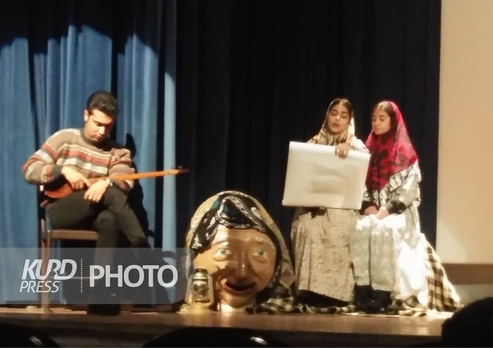 فیلم تئاتر «شهر من گل های قالی» اجرا شد