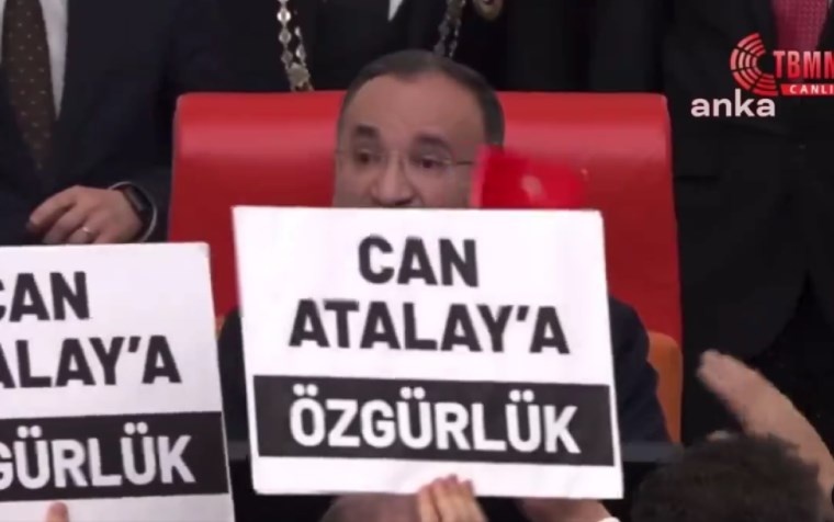 حق نمایندگی جان آتالای با آرای AKP و  MHP لغو شد