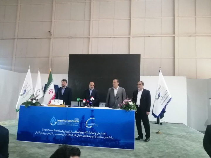 تفاهم‌نامه‌ سه‌جانبه‌ اجرای پارک پتروشیمیایی در منطقه‌ آزاد مهران به امضا رسید 