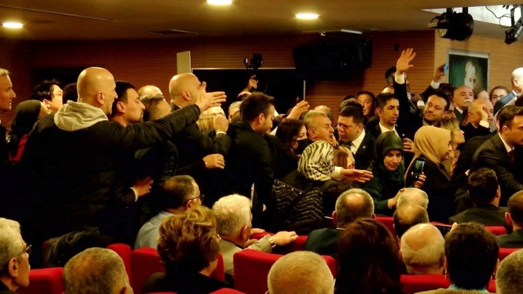 مراسم معرفی نامزد انتخبات از سوی حزب خوب به تشنج کشیده شد