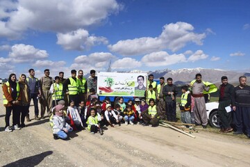 کاشت ۶۰۰ نهال دیم در روستای کانی کوچکینه روانسر