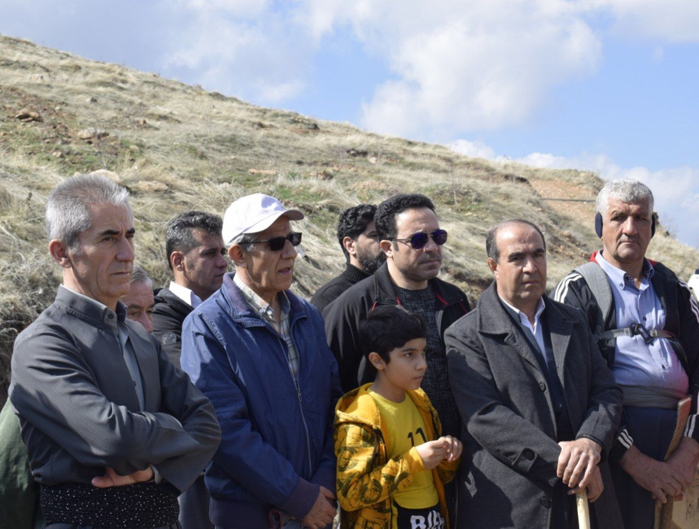 کاشت ۶۰۰ نهال دیم در روستای کانی کوچکینه روانسر