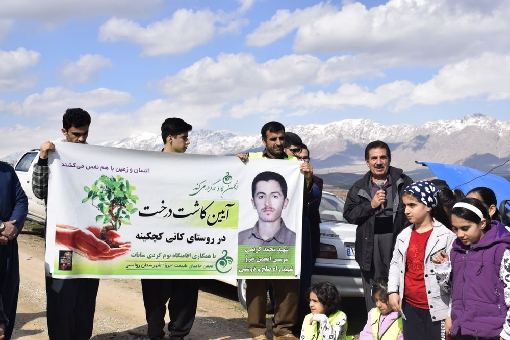 کاشت ۶۰۰ نهال دیم در روستای کانی کوچکینه روانسر