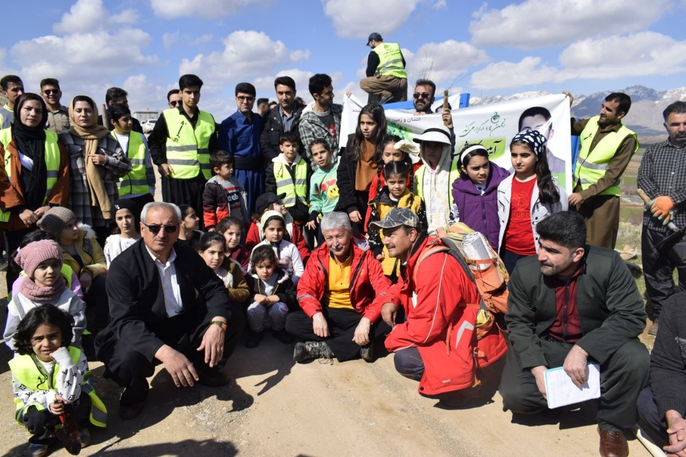 کاشت ۶۰۰ نهال دیم در روستای کانی کوچکینه روانسر