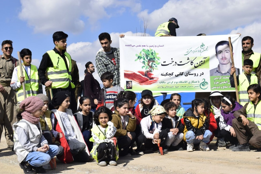 کاشت ۶۰۰ نهال دیم در روستای کانی کوچکینه روانسر