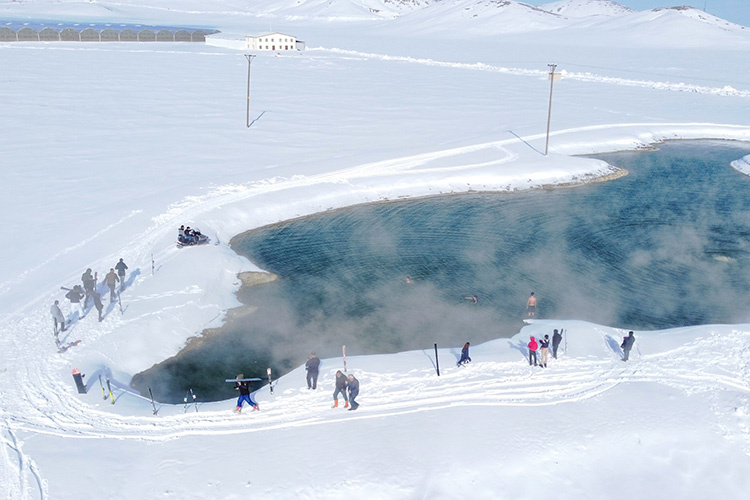 حوضچه آب گرم در میان انبوه برف در وان