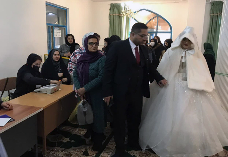 عروس و داماد سنندجی رای خود را به صندوق انداختند
