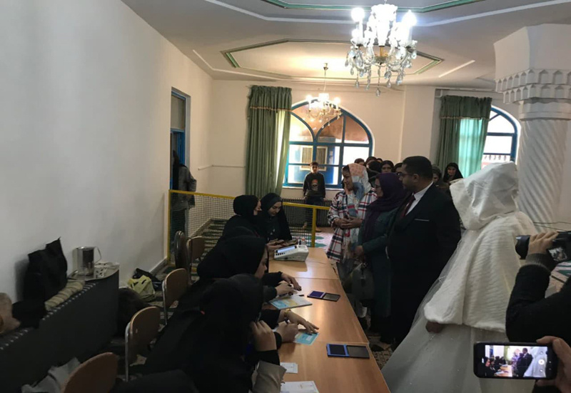 عروس و داماد سنندجی رای خود را به صندوق انداختند