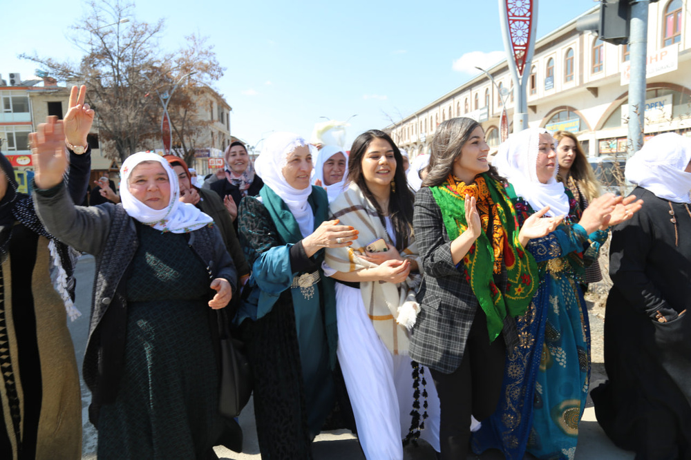 زنان در شهرهای مختلف کردستان ترکیه در حال آماده شدن برای راهپیمایی 8 مارس