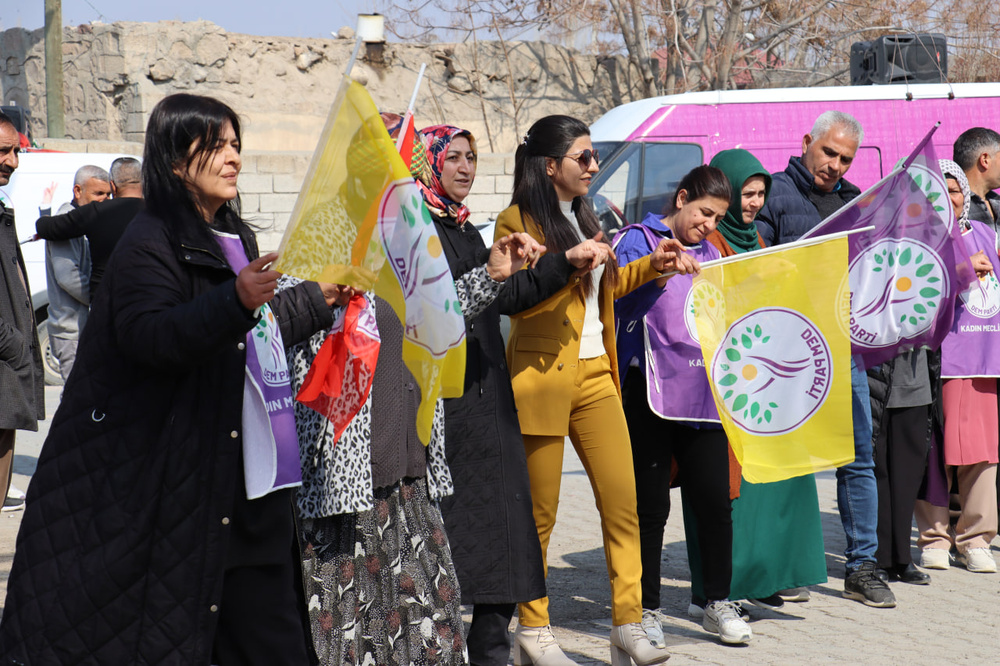 زنان در شهرهای مختلف کردستان ترکیه در حال آماده شدن برای راهپیمایی 8 مارس