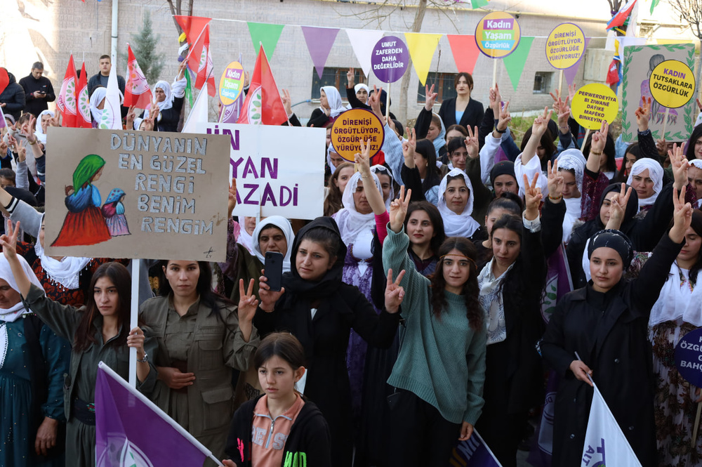 زنان در شهرهای مختلف کردستان ترکیه در حال آماده شدن برای راهپیمایی 8 مارس