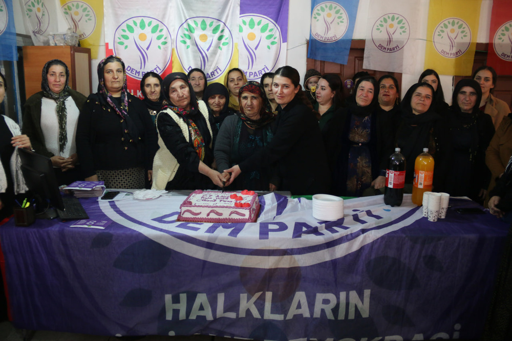 زنان در شهرهای مختلف کردستان ترکیه در حال آماده شدن برای راهپیمایی 8 مارس