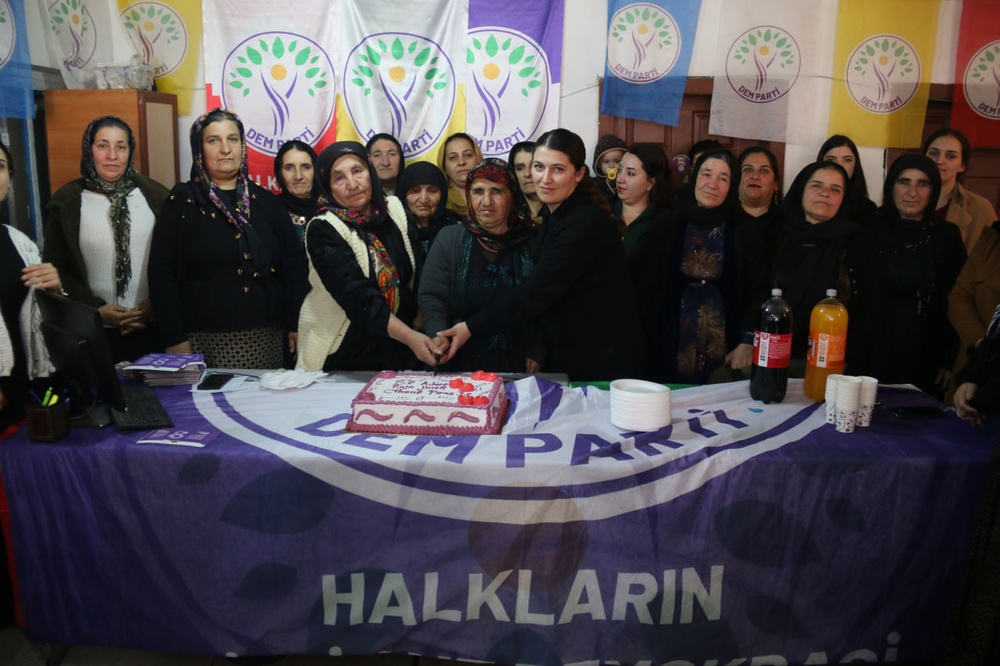 زنان در شهرهای مختلف کردستان ترکیه در حال آماده شدن برای راهپیمایی 8 مارس
