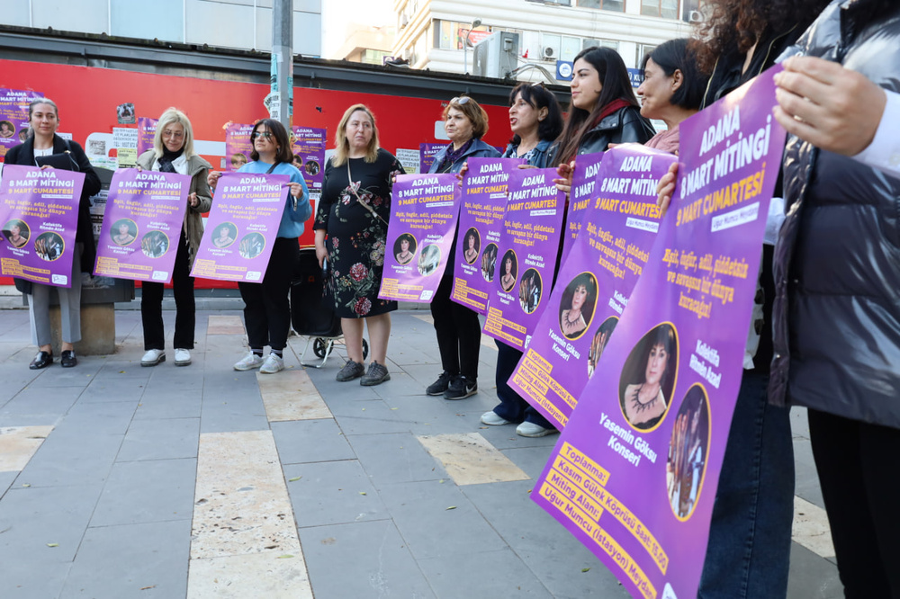 زنان در شهرهای مختلف کردستان ترکیه در حال آماده شدن برای راهپیمایی 8 مارس