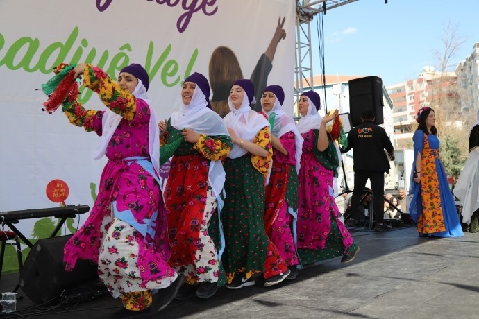 راهپیمایی روز زن در ترکیه + فیلم و تصاویر