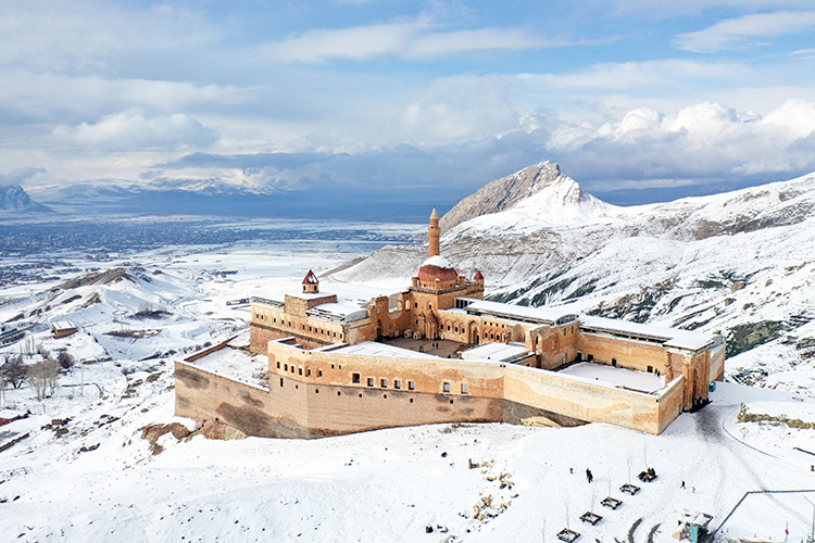زیبایی ها در کردستان ترکیه؛ کاخ تاریخی اسحاق پاشا در آگری زیر لحافی از برف