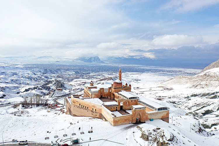 زیبایی ها در کردستان ترکیه؛ کاخ تاریخی اسحاق پاشا در آگری زیر لحافی از برف