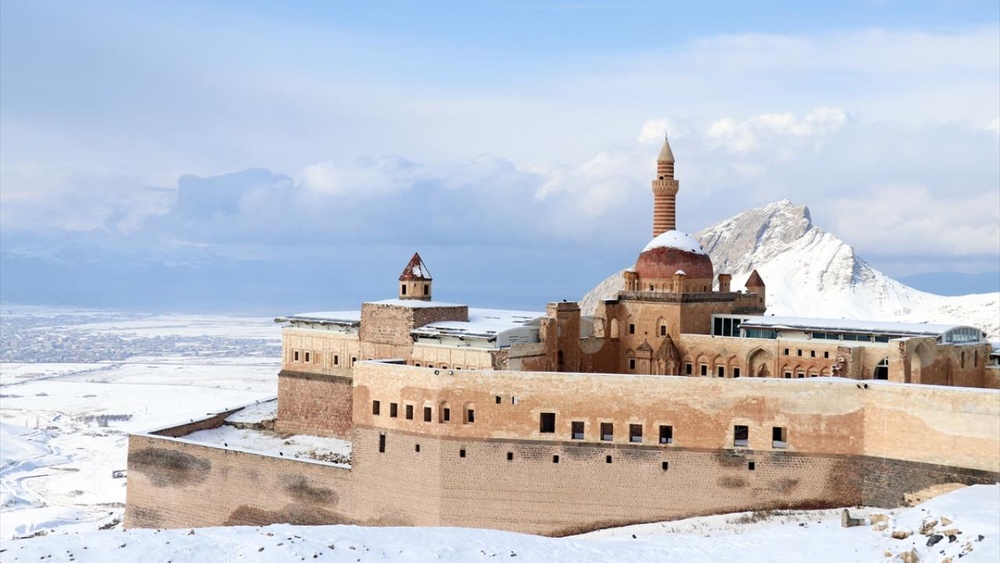 زیبایی ها در کردستان ترکیه؛ کاخ تاریخی اسحاق پاشا در آگری زیر لحافی از برف