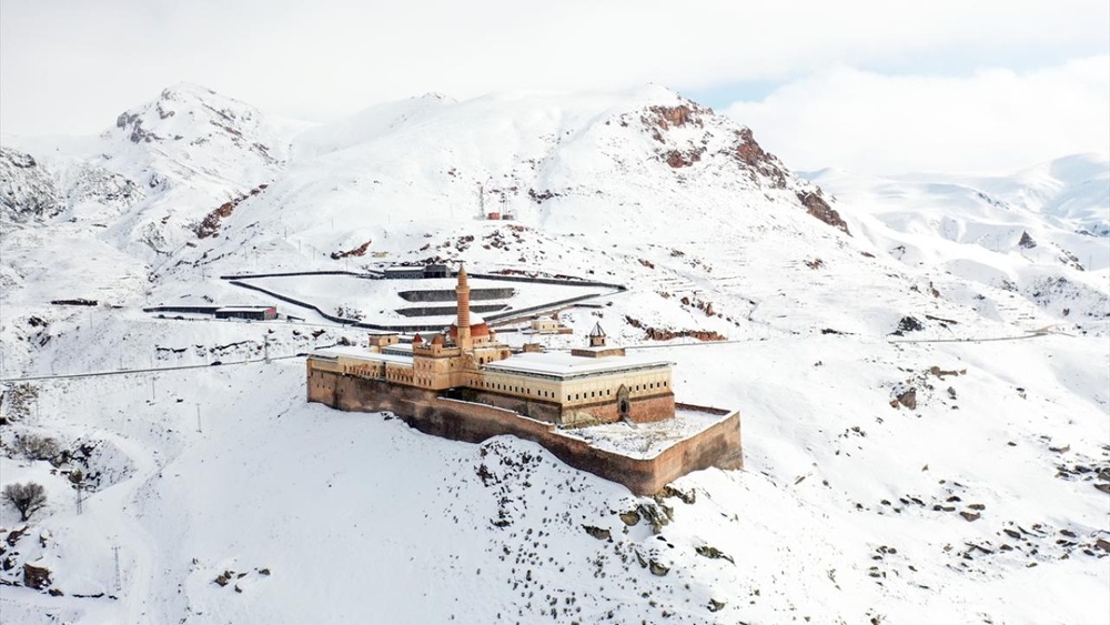 زیبایی ها در کردستان ترکیه؛ کاخ تاریخی اسحاق پاشا در آگری زیر لحافی از برف